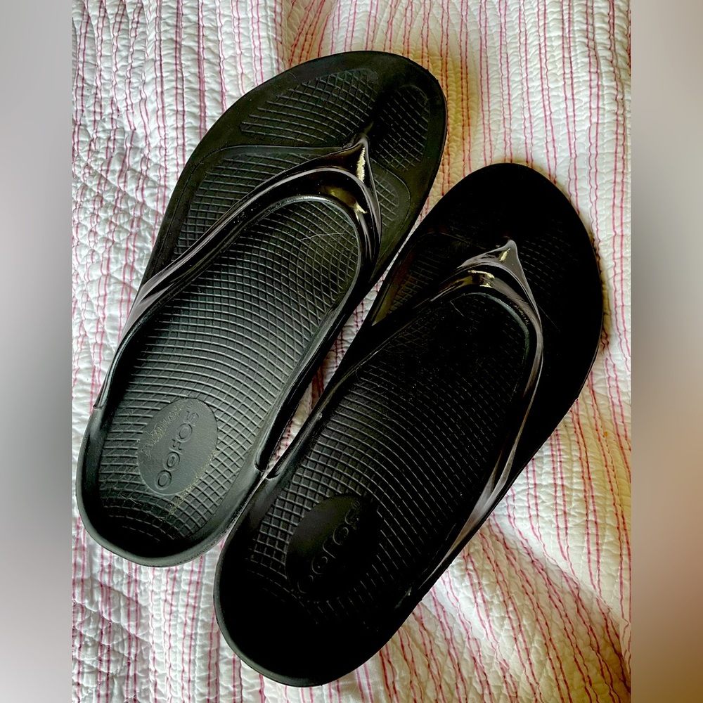Oofos thong sandals- black, glossy finish.  Size 11.